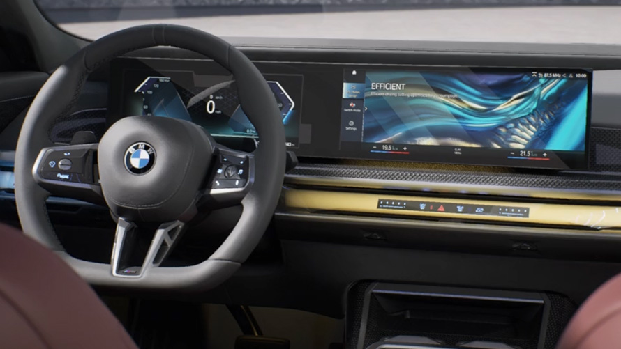 BMW 7-serie Sedan G70 ICE 740i M sportpaket sedd snett bakifrån BMW 7-serie Sedan G70 ICE 740i M sportpaket sedd snett bakifrån körande