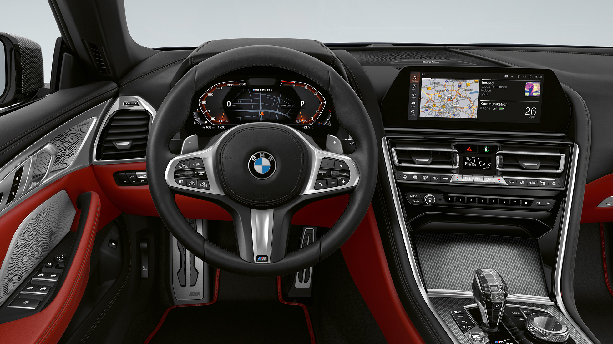 BMW M850i xDrive, Carbon Black metallic, förarplats med M lädersportratt. BMW M850i xDrive, Carbon Black metallic, förarplats med M lädersportratt.