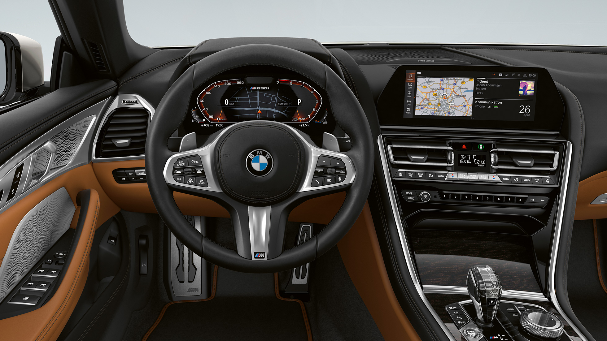 BMW M850i xDrive, Mineral White metallic, förarplats med M lädersportratt. BMW M850i xDrive, Mineral White metallic, förarplats med M lädersportratt.