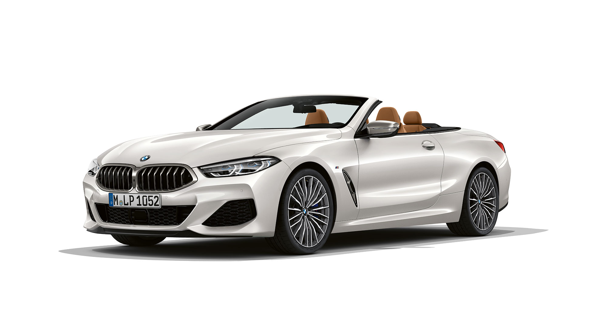 BMW M850i xDrive, Mineral White metallic, snett framifrån. BMW M850i xDrive, Mineral White metallic, snett framifrån.