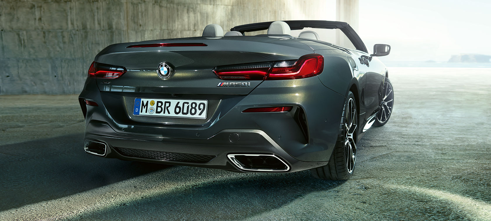 BMW M850i xDrive, Dravit Grey metallic, snett bakifrån. BMW M850i xDrive, Dravit Grey metallic, snett bakifrån.