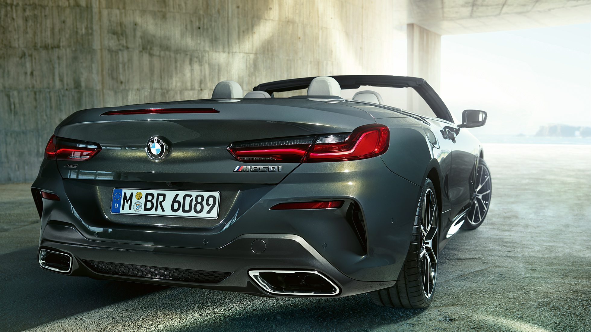 BMW M850i xDrive, Dravit Grey metallic, bakpartiet snett från höger. BMW M850i xDrive, Dravit Grey metallic, bakpartiet snett från höger.