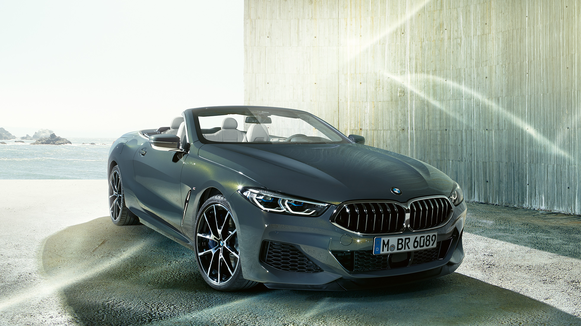 BMW M850i xDrive, Dravit Grey metallic, fronten snett från vänster. BMW M850i xDrive, Dravit Grey metallic, fronten snett från vänster.