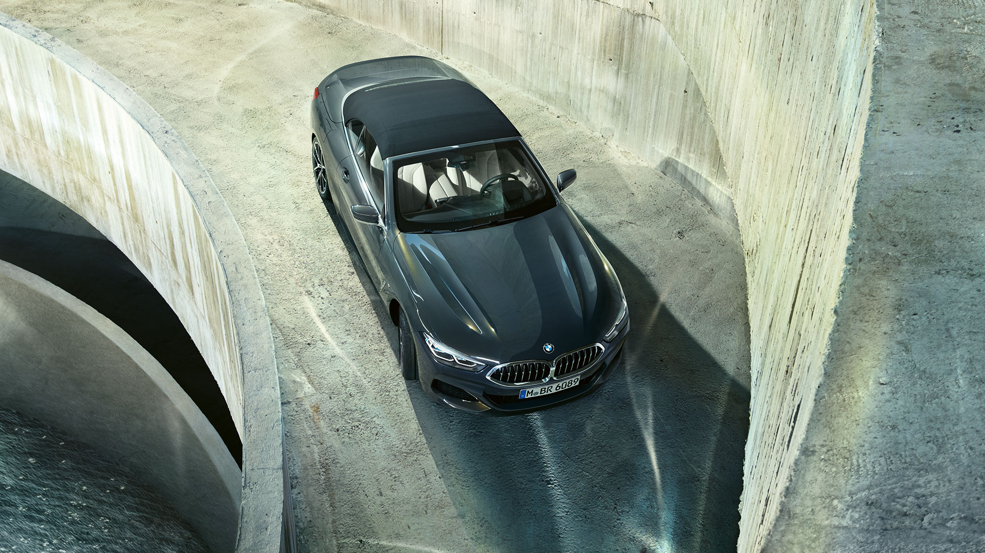 BMW M850i xDrive, Dravit Grey metallic med sufflett i Svart, sedd ovanifrån. BMW M850i xDrive, Dravit Grey metallic med sufflett i Svart, sedd ovanifrån.