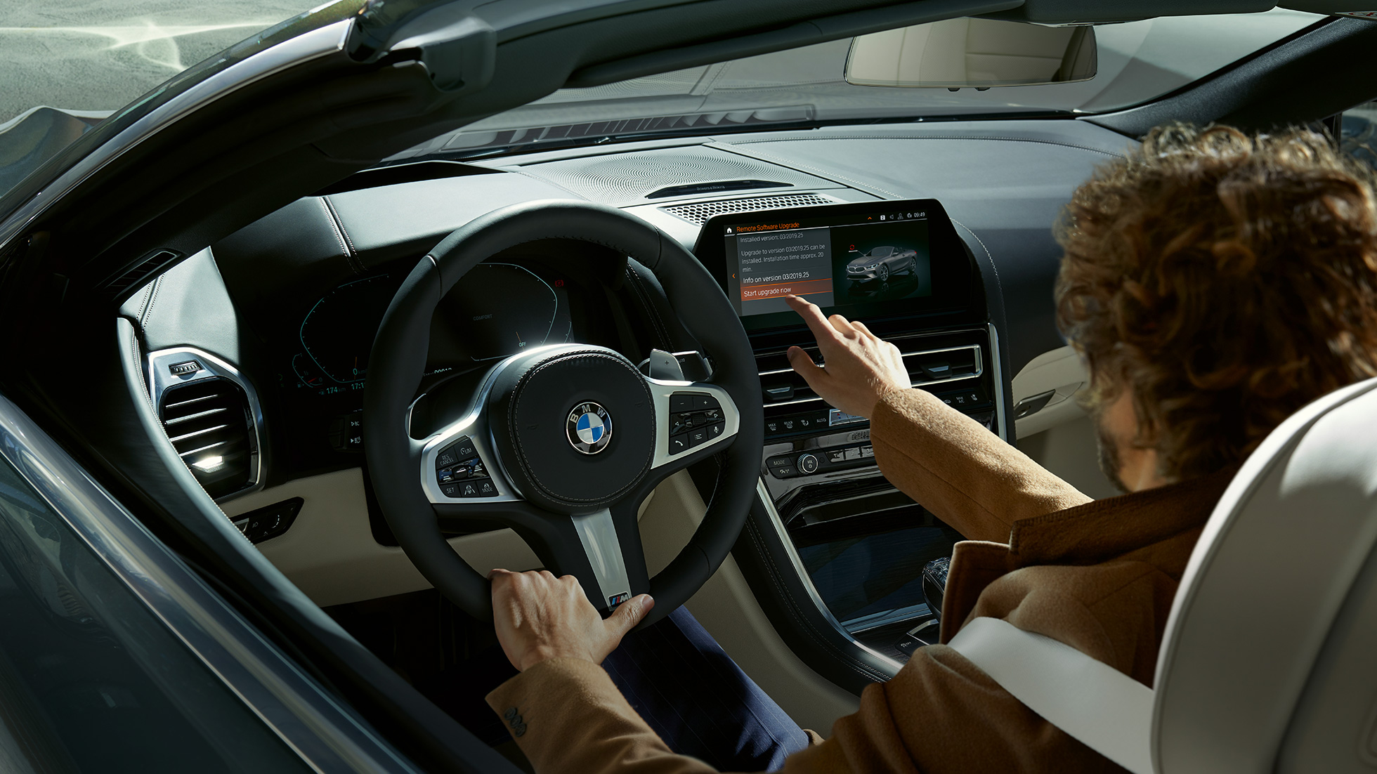 BMW M850i xDrive, föraren använder pekfunktionen för BMW Live Cockpit Professional. BMW M850i xDrive, föraren använder pekfunktionen för BMW Live Cockpit Professional.