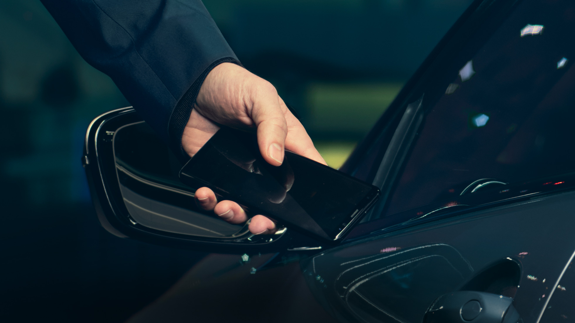 BMW M850i xDrive, förare låser upp bilen med sin smartphone och BMW Digital Key. BMW M850i xDrive, förare låser upp bilen med sin smartphone och BMW Digital Key.