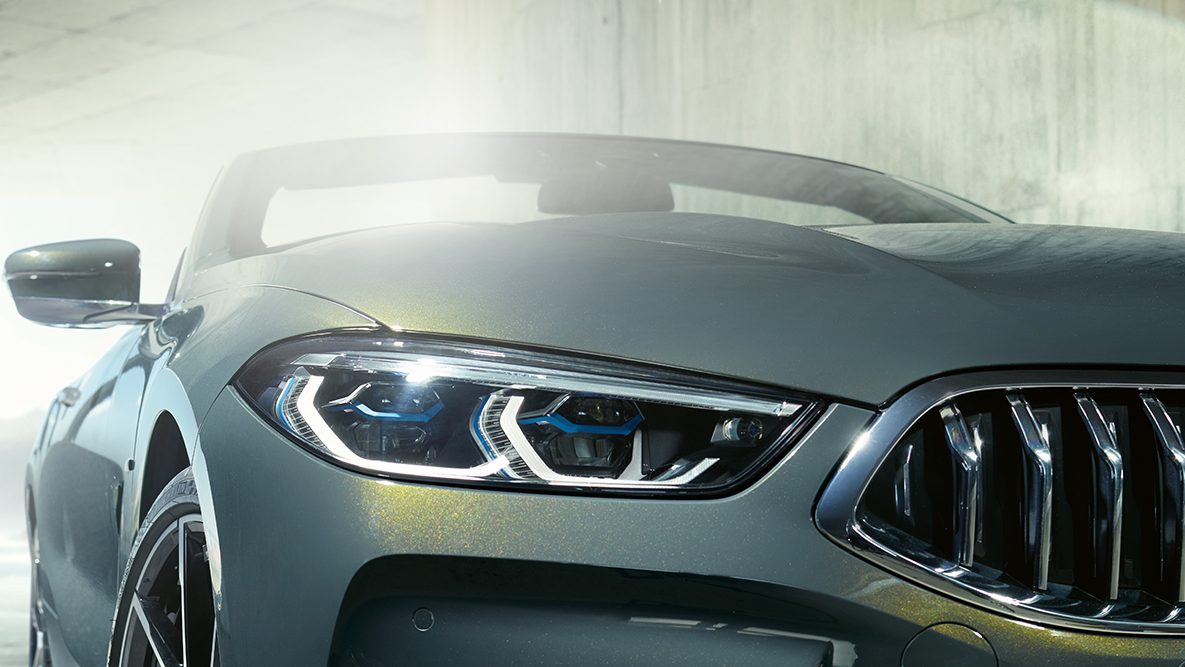 BMW M850i xDrive, Dravit Grey metallic, fronten med BMW Laserlight, vänster sida. BMW M850i xDrive, Dravit Grey metallic, fronten med BMW Laserlight, vänster sida.