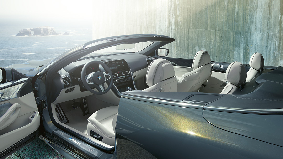 BMW M850i xDrive i Dravit Grey metallic, interiör, sufflett, med öppen dörr. BMW M850i xDrive i Dravit Grey metallic, interiör, sufflett, med öppen dörr.
