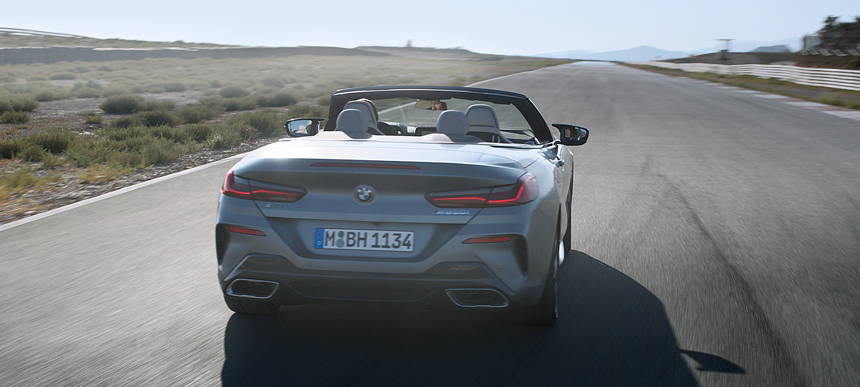 BMW 8-serie Cabriolet G14 LCI modellomarbetning 2022 kördynamik i videon BMW 8-serie Cabriolet G14 LCI modellomarbetning 2022 kördynamik i videon