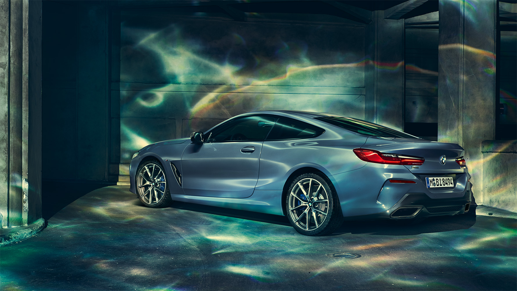 BMW 8-serie Coupé, sedd snett bakifrån BMW 8-serie Coupé sedd snett bakifrån framför en urban kuliss på natten.