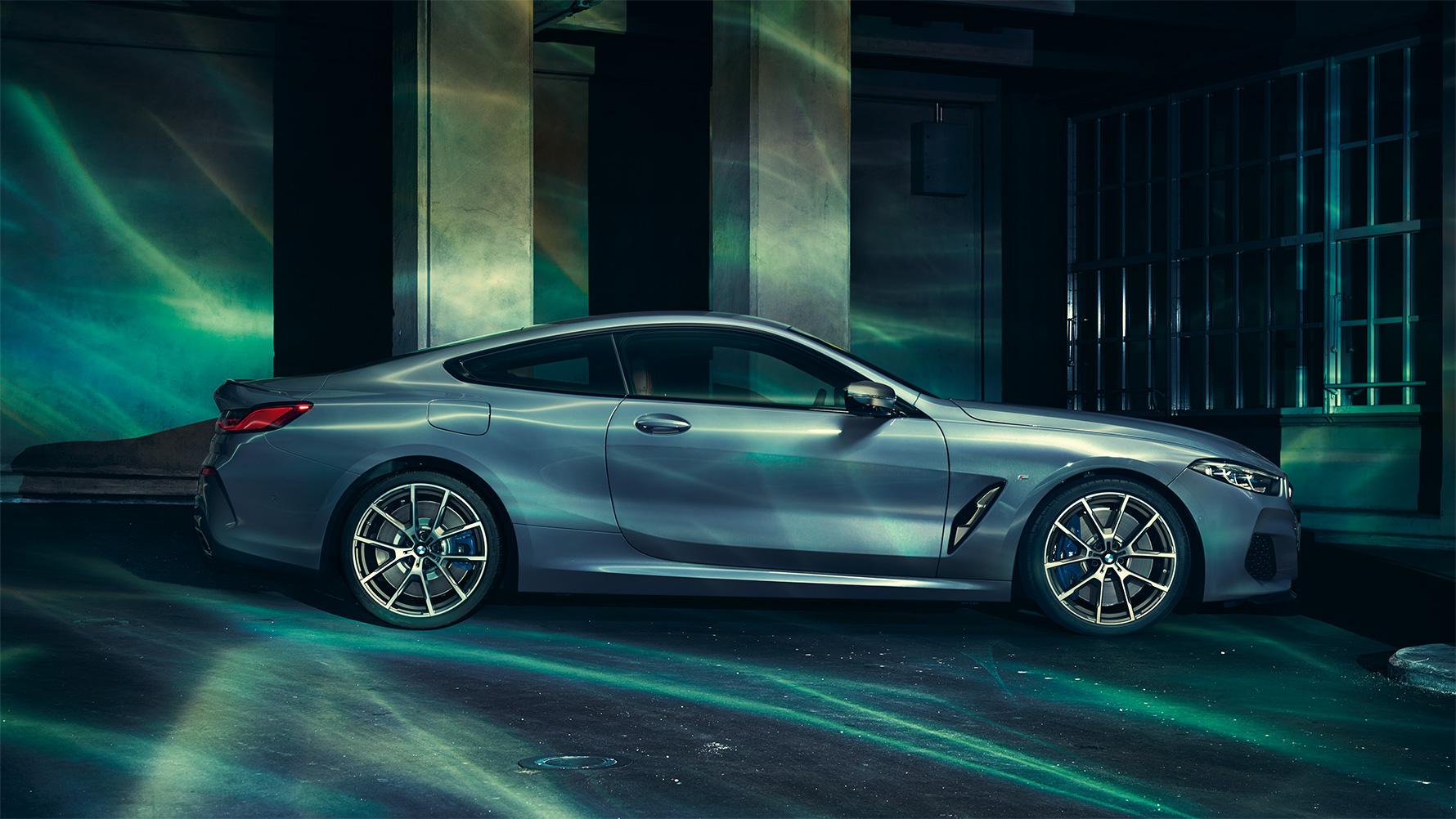 BMW 8-serien, från sidan Foto på stående BMW 8-serie Coupé från sidan framför en urban kuliss.
