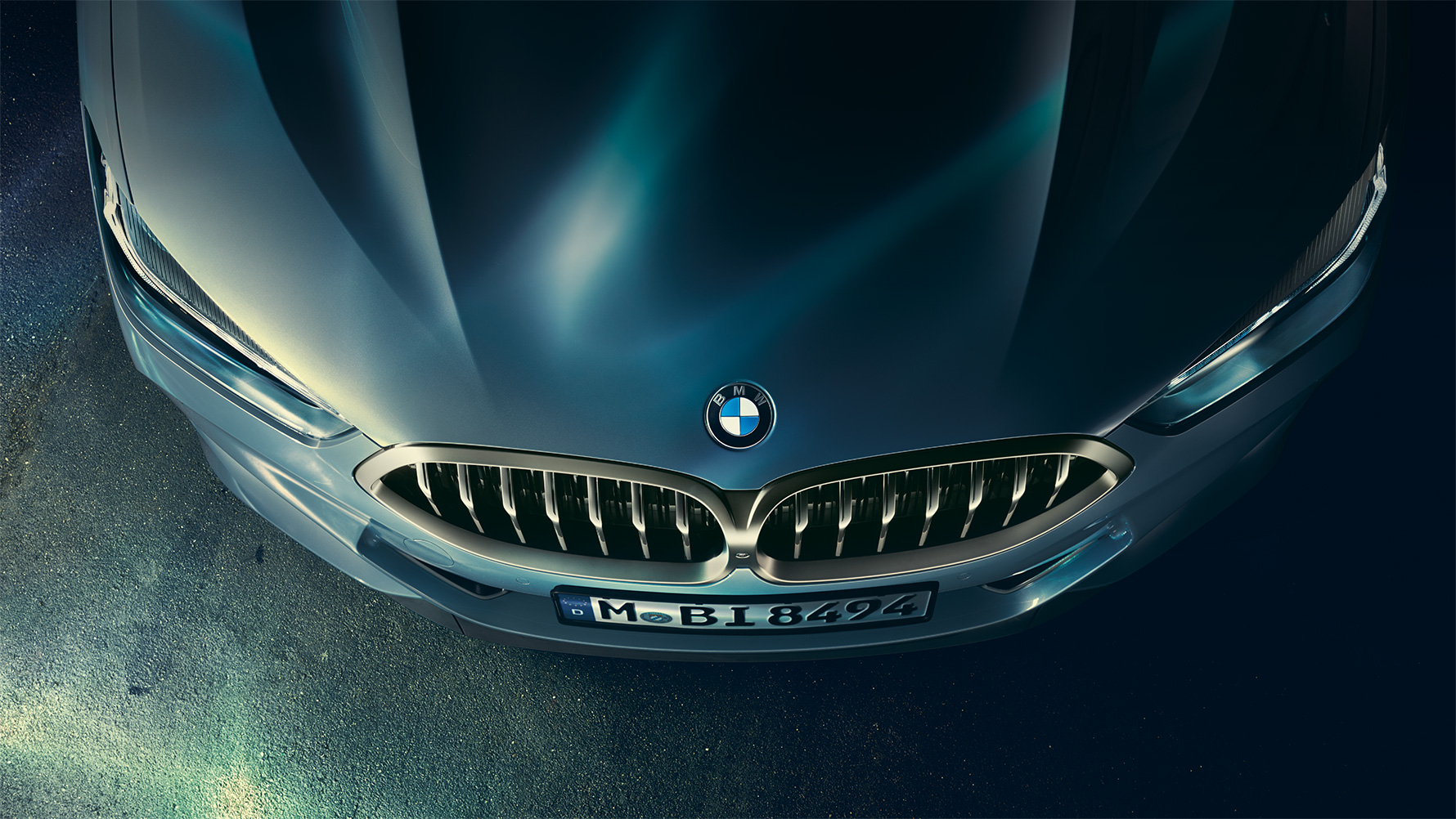 BMW 8-serie Coupé, motorhuv Närbild av motorhuven hos BMW 8-serie Coupé ur fågelperspektiv.