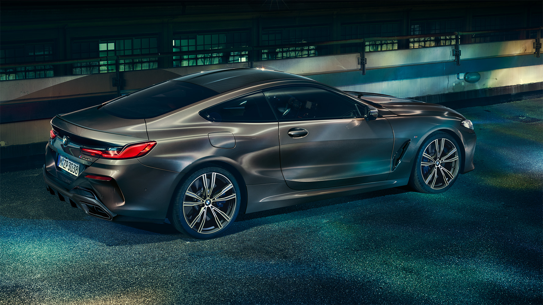 BMW 8-serie Coupé med BMW Individual-utrustning sedd från sidan, stående framför en urban kuliss på natten. BMW 8-serie Coupé med BMW Individual-utrustning sedd från sidan, stående framför en urban kuliss på natten.