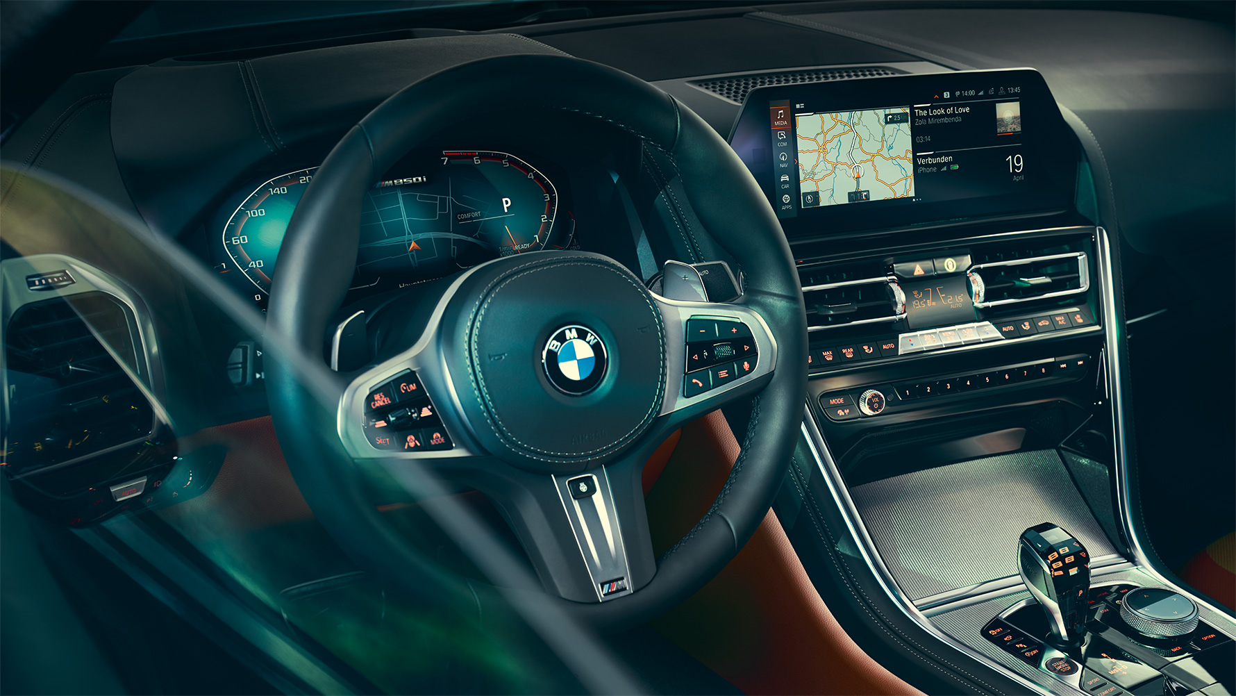 BMW 8-serie Coupé, cockpit, förarplats Närbild på interiören i BMW 8-serie Coupé med fokus på ratten.
