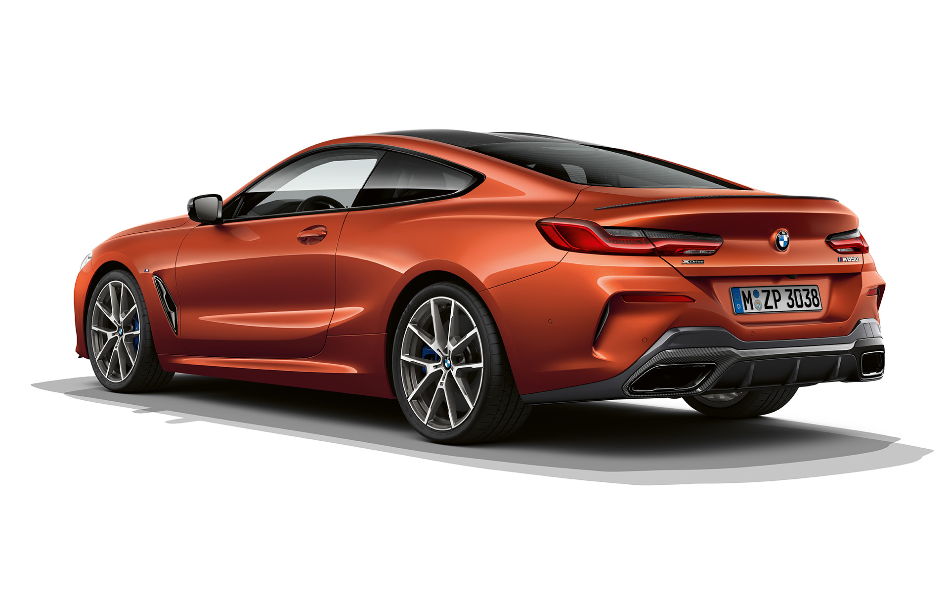 BMW 8-serie Coupé, Sunset Orange metallic BMW 8-serie Coupé i Sunset Orange metallic stående framför vit bakgrund.
