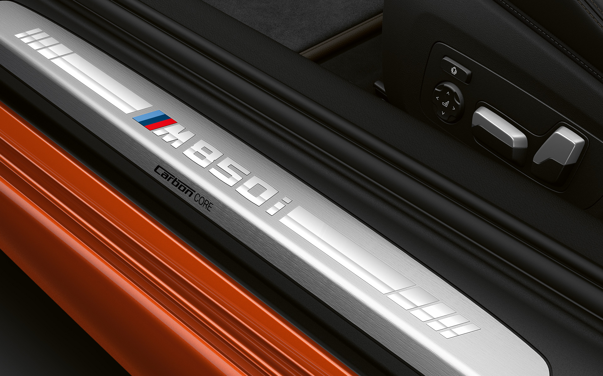 BMW 8-serie Coupé, instegslist M850i Närbild av instegslist med logo M850i hos BMW 8-serie Coupé.