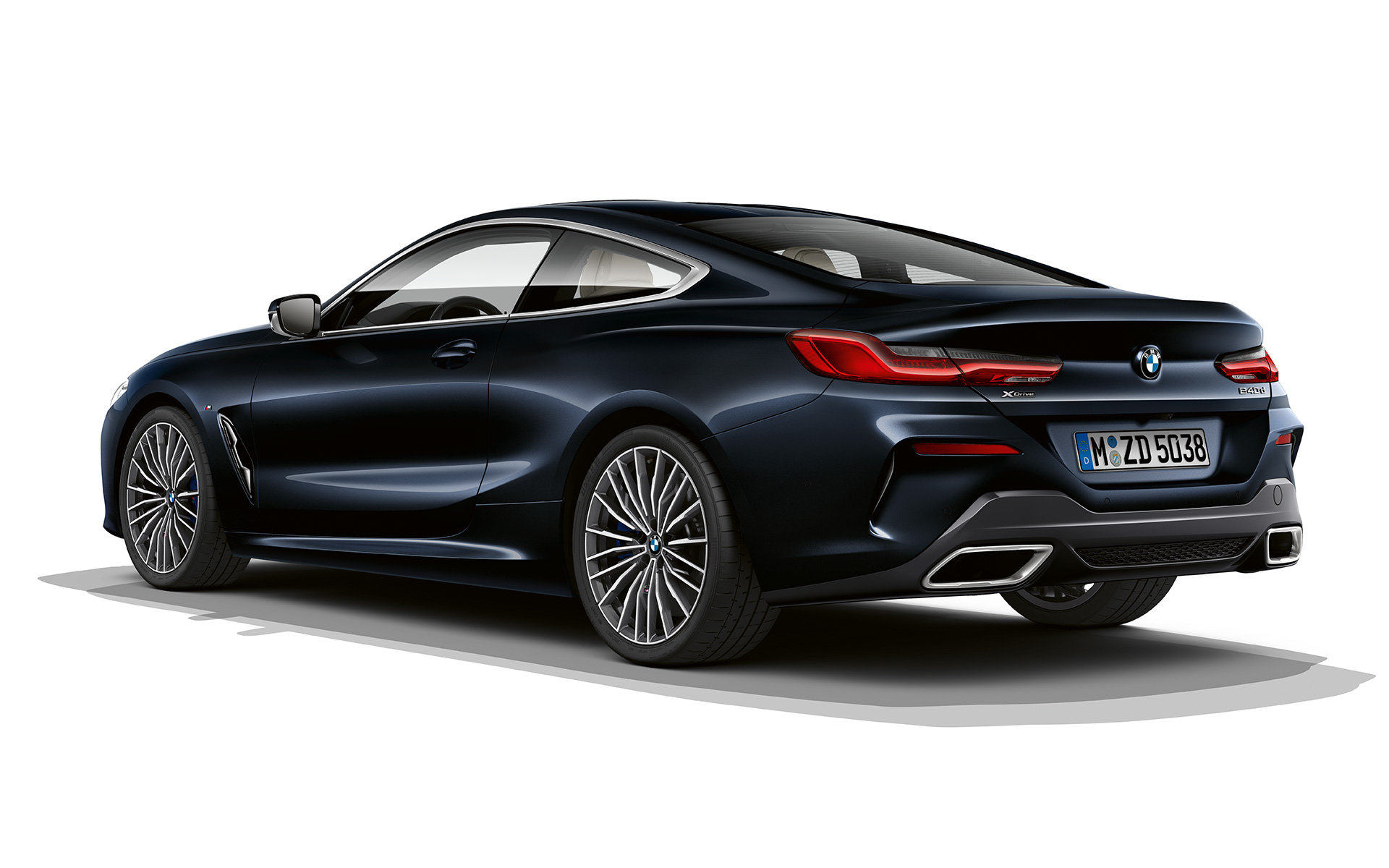 BMW 8-serie Coupé, Carbonsvart metallic BMW 8-serie Coupé i Carbonsvart metallic stående framför vit bakgrund.