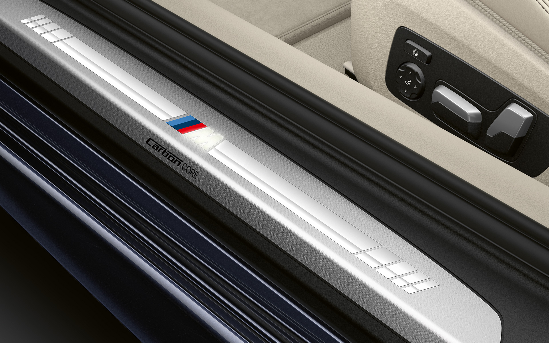 BMW 8-serie Coupé, instegslist med M-logo Närbild av instegslist med M-logo hos BMW 8-serie Coupé.