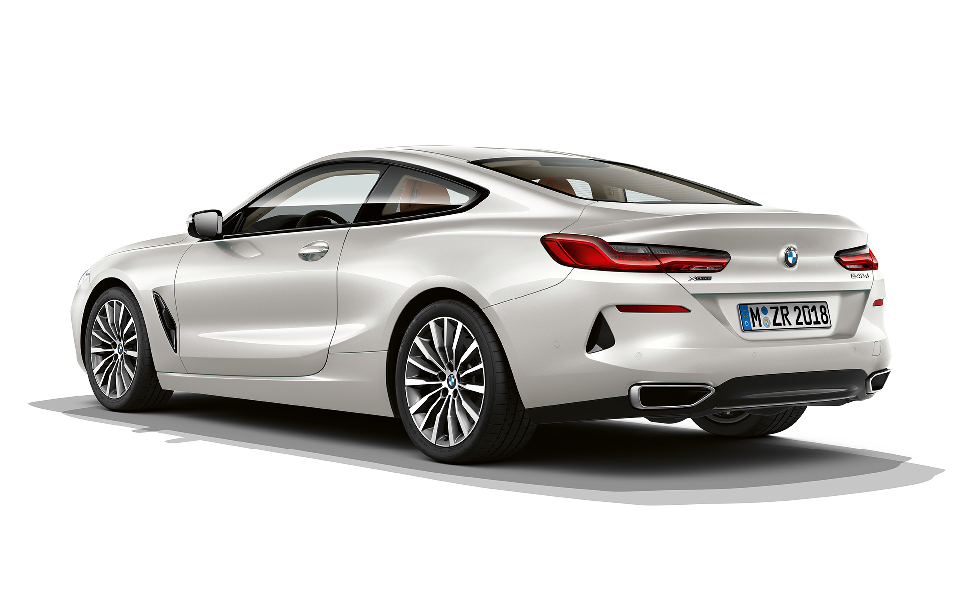 BMW 8-serie Coupé, Mineral White metallic BMW 8-serie Coupé i Mineral White metallic stillastående framför vit bakgrund.