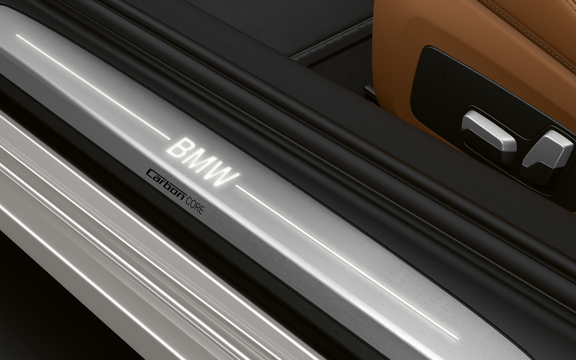 BMW 8-serie Coupé, instegslist med BMW-logo Närbild av instegslist med BMW-logo hos BMW 8-serie Coupé.