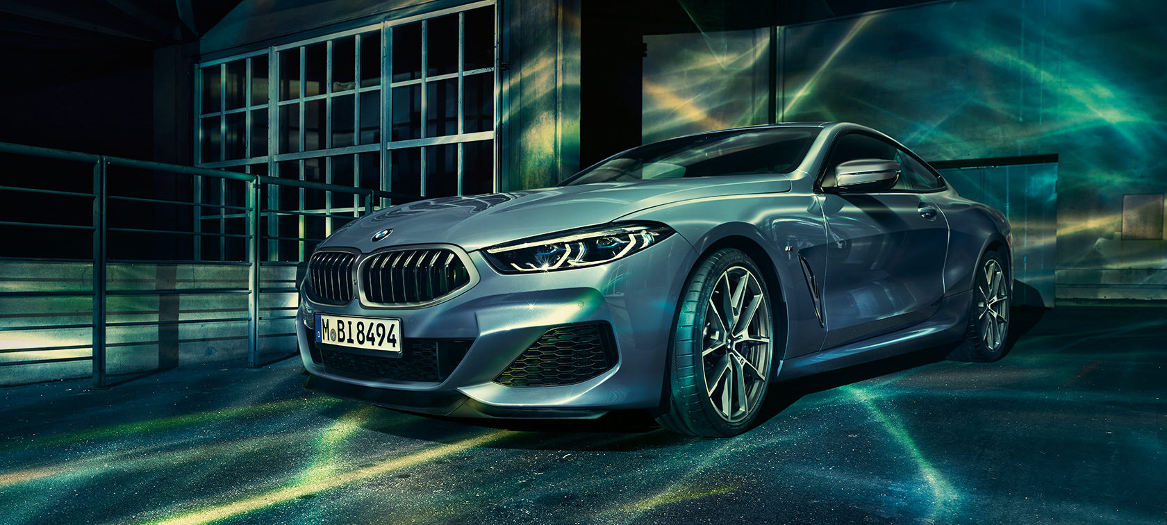 BMW 8-serien, tre fjärdedelar av fronten Tre fjärdedelar av fronten på en BMW 8-serie Coupé stillastående framför en urban kuliss.