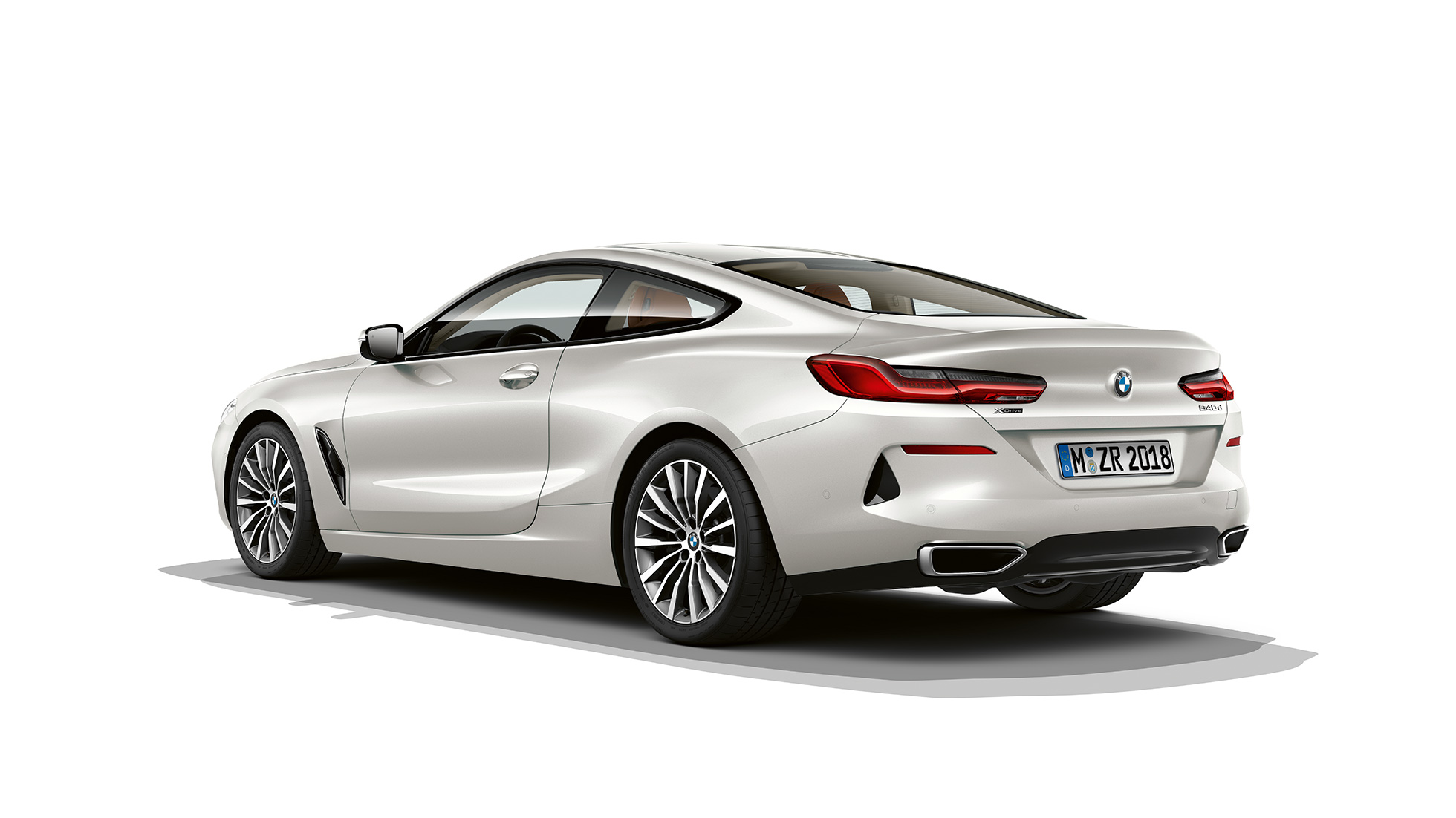 BMW 8-serie Coupé, trefjärdedelsvy bakifrån. BMW 8-serie Coupé, Mineralvit metallic, trefjärdedelsvy bakifrån.