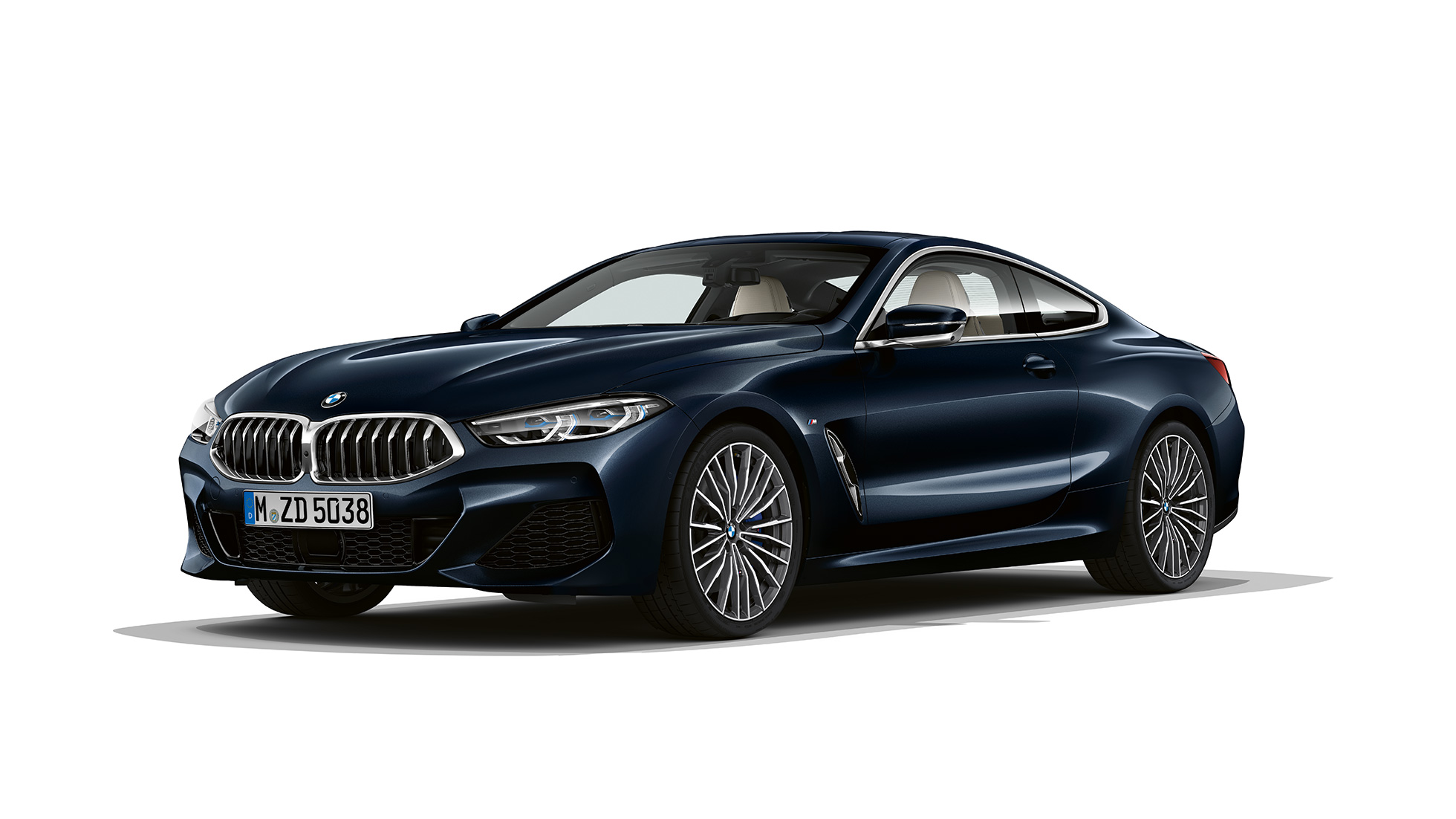 BMW 8-serie Coupé, trefjärdedelsvy framifrån. BMW 8-serie Coupé, Carbon Black metallic , trefjärdedelsvy framifrån.