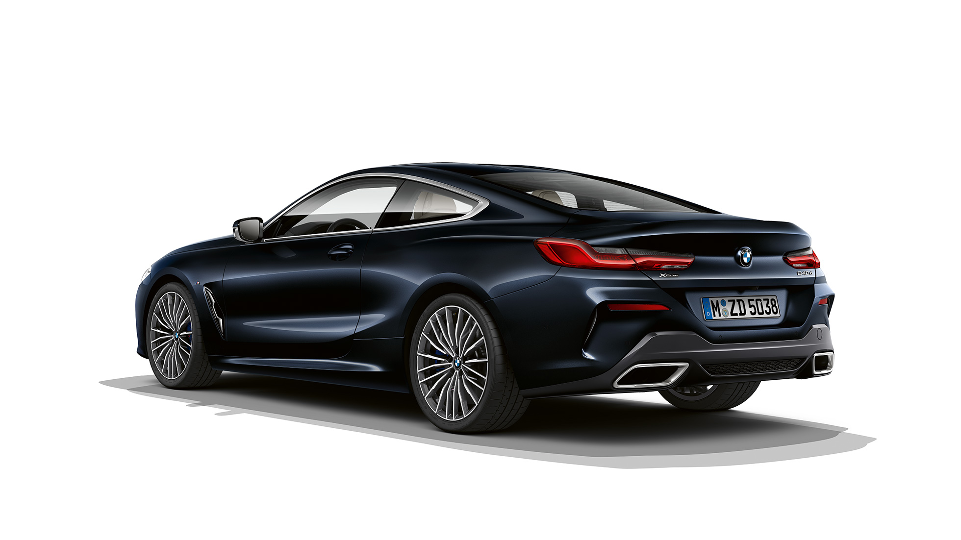 BMW 8-serie Coupé, trefjärdedelsvy bakifrån. BMW 8-serie Coupé, Carbon Black metallic, trefjärdedelsvy bakifrån.