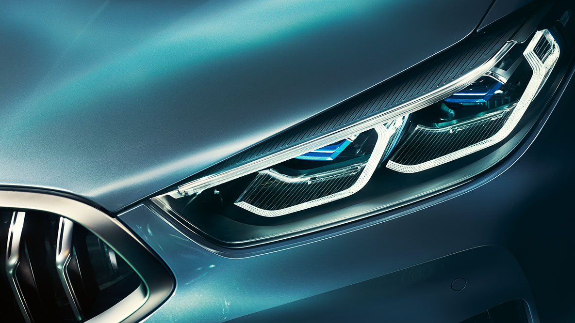 BMW 8-serie Coupé, laserljus. Närbild på laserljus på fronten på BMW 8-serie Coupé.