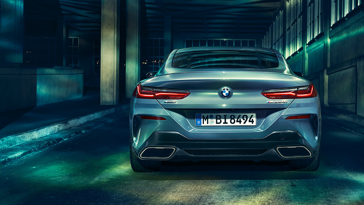 BMW 8-serie Coupé, vy bakifrån Vy bakifrån av BMW 8-serie Coupé på natten framför stadsmiljö.