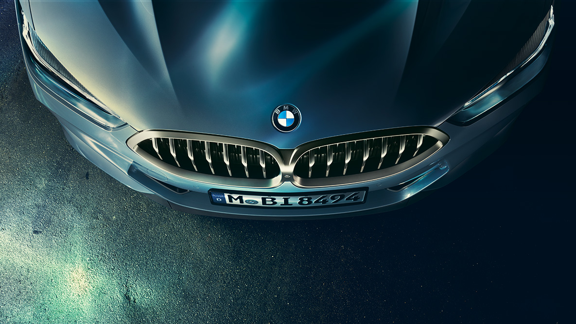 BMW 8-serie Coupé, motorhuv. Närbild på motorhuven på BMW 8-serie Coupé ur fågelperspektiv.