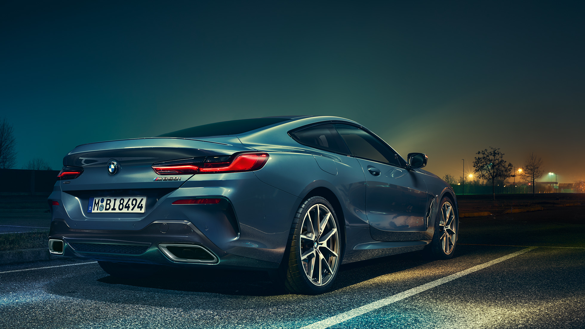 BMW 8-serie Coupé, trefjärdedelsvy bakifrån. BMW 8-serie Coupé, trefjärdedelsvy bakifrån, bild framför nattkuliss.