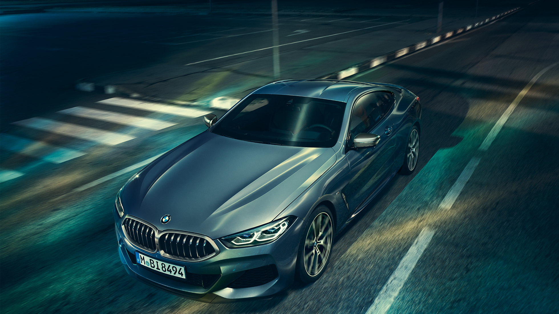 BMW 8-serie Coupé, trefjärdedelsvy framifrån. BMW 8-serie Coupé, trefjärdedelsvy framifrån, bild som fokuserar på motorhuven.