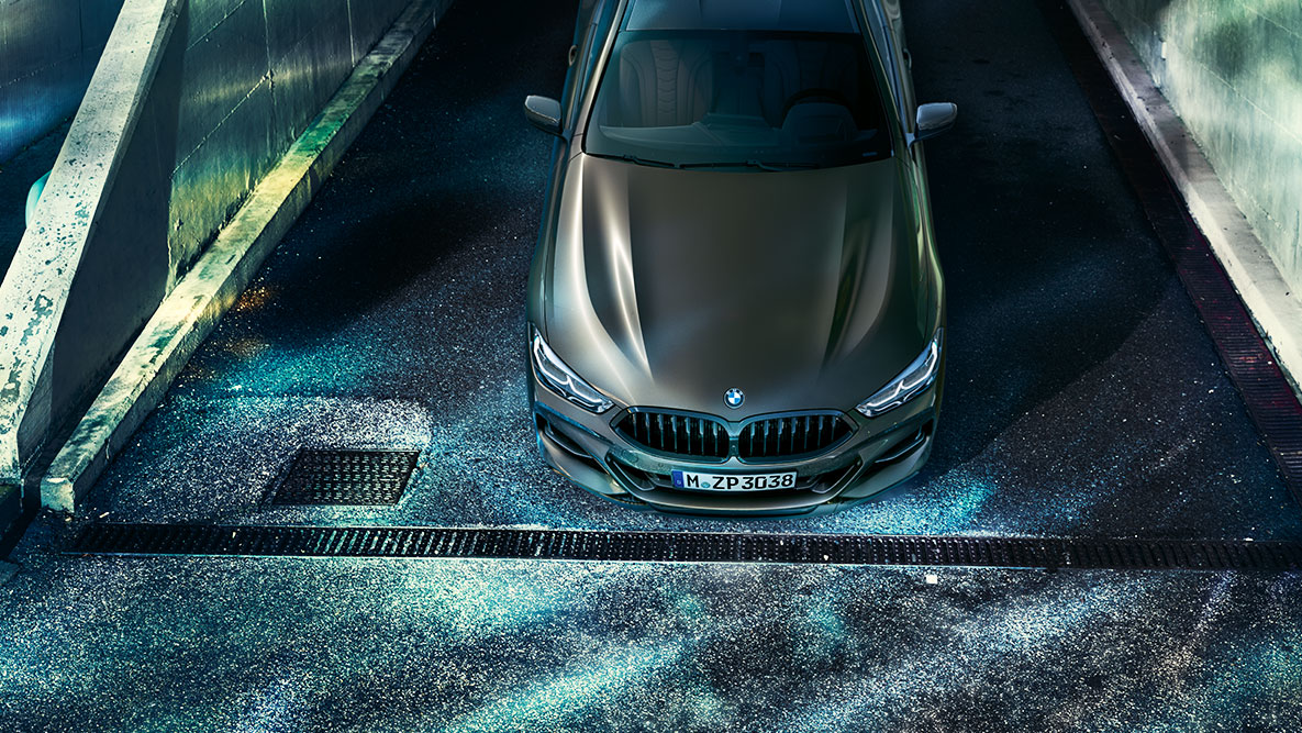 Bild framifrån på BMW 8-serie Coupé. Bild framifrån på BMW 8-serie Coupé med BMW Individual utrustning på natten framför stadsmiljö.