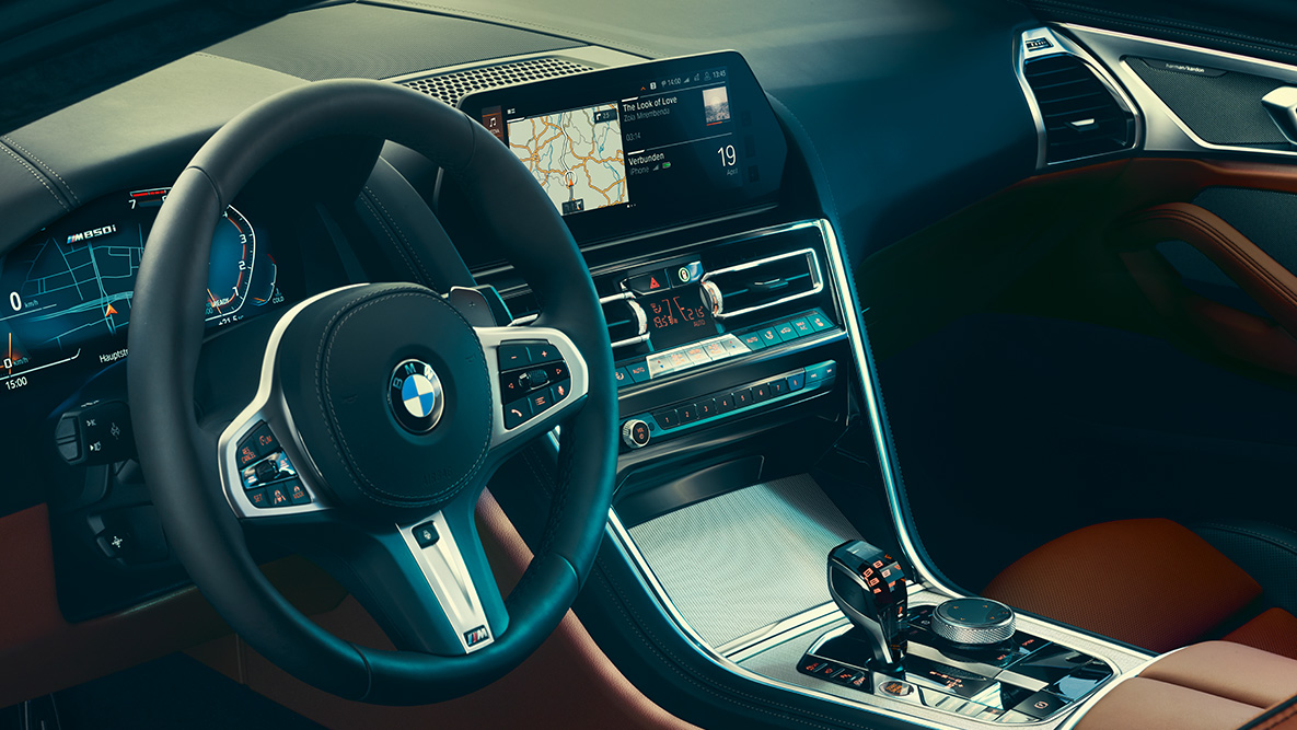 BMW 8-serie Coupé, förarplats. Närbild på BMW 8-serie Coupé förarplats.
