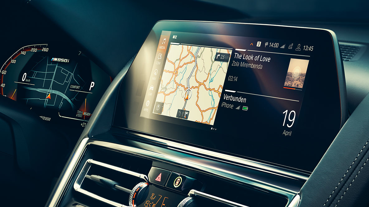 BMW 8-serie Coupé, BMW Live Cockpit Professional. Kupén på BMW 8-serie Coupé med informationsdisplay och BMW Live Cockpit Professional.