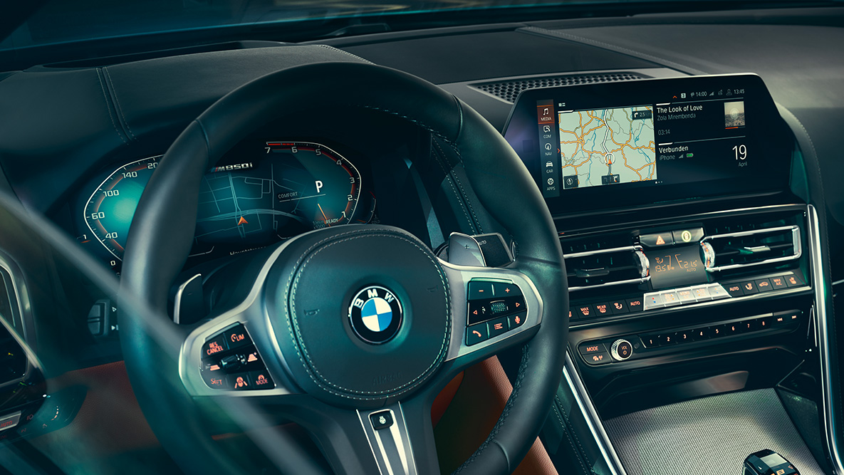 BMW 8-serie Coupé, förarplats. Närbild på BMW 8-serie Coupé kupéutrymme med fokus på ratten.