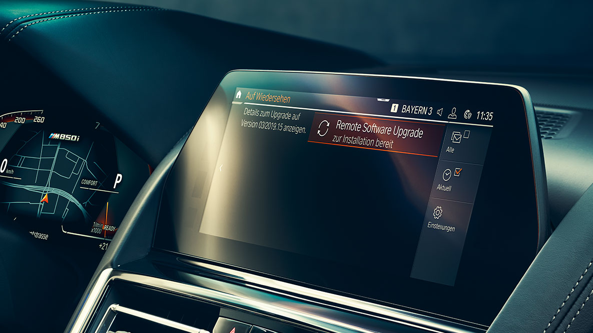 BMW 8-serie Coupé, förarplats. Interiör på BMW 8-serie Coupé med informationsdisplay och Remote Software Upgrade.