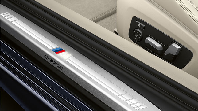 BMW 8-serie Coupé instegslist med M-logotyp. Närbild på instegslist på BMW 8-serie Coupé med M-logotyp.