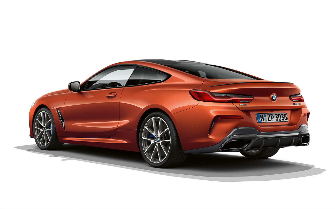 BMW 8-serie Coupé, Sunset Orange metallic. Bild på BMW 8-serie Coupé i Sunset Orange metallic framför vit bakgrund.