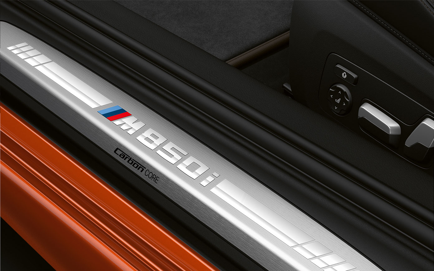 BMW 8-serie Coupé, instegslist M850i. Närbild på instegslist på BMW 8-serie Coupé med M850i-logotyp.