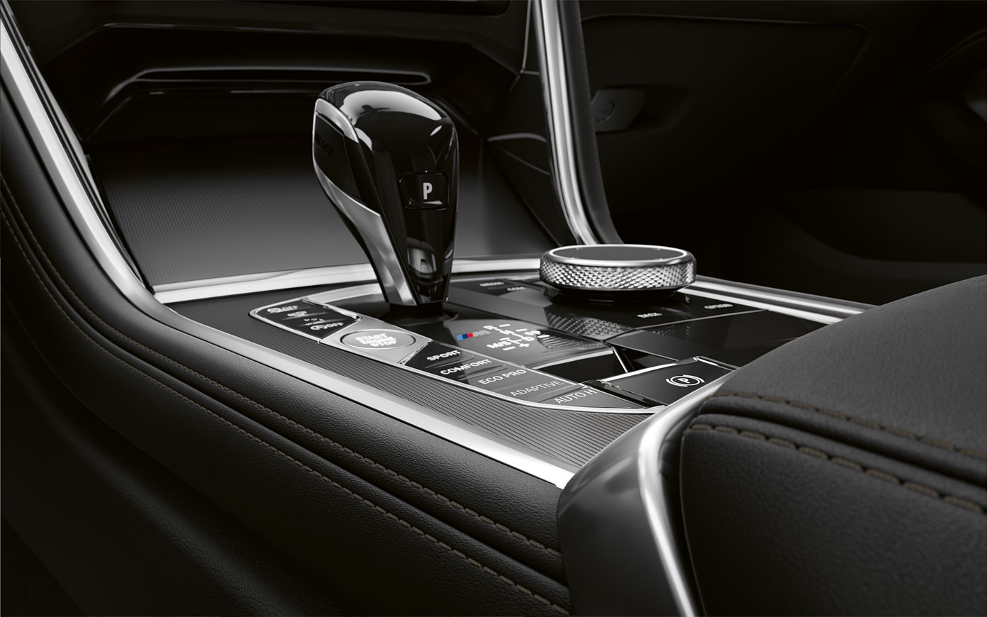 BMW 8-serie Coupé, mittkonsol. Närbild på mittkonsol på BMW 8-serie Coupé.