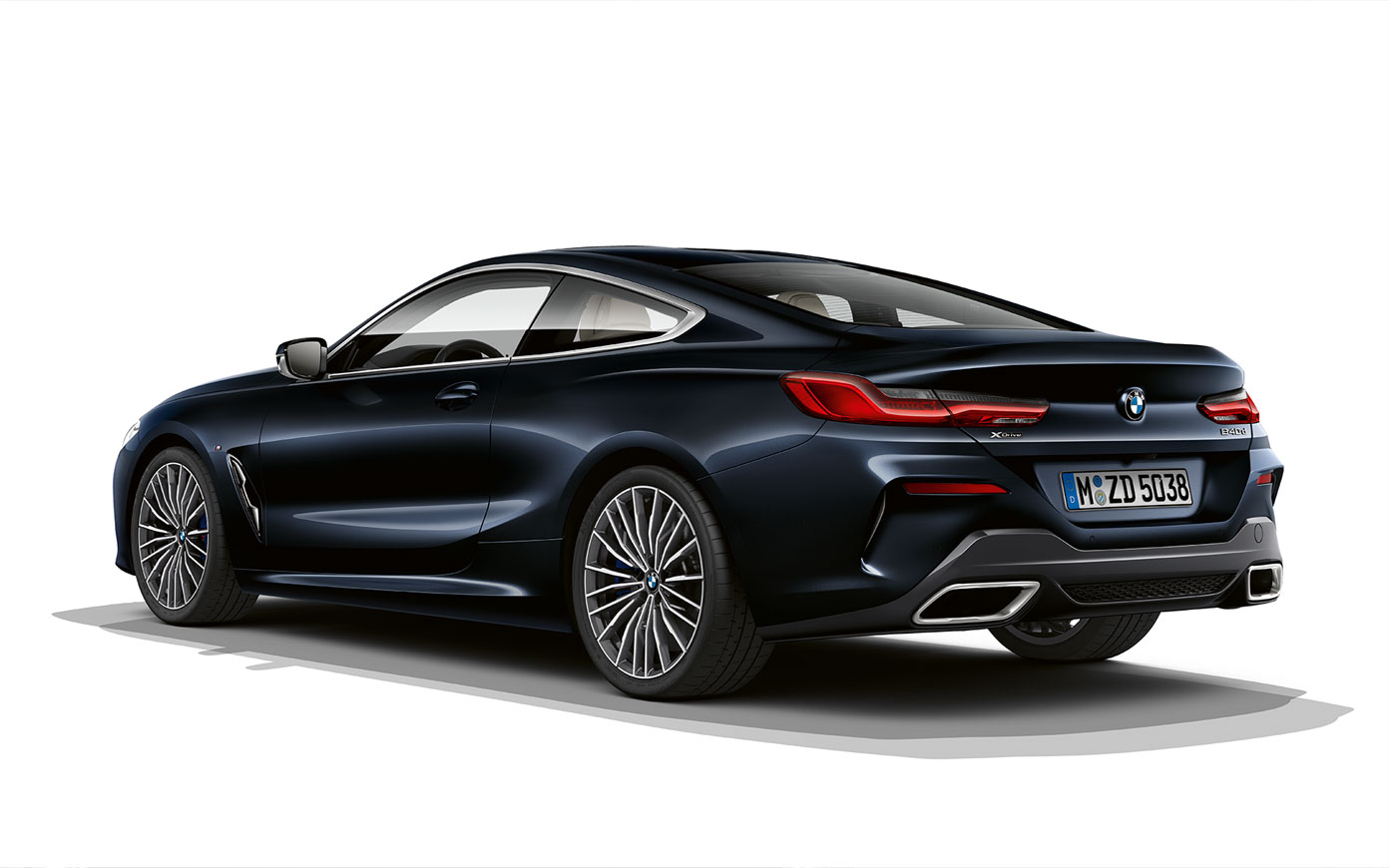 BMW 8-serie Coupé, Carbon Black metallic. Bild på BMW 8-serie Coupé i Carbon Black metallic framför vit bakgrund.
