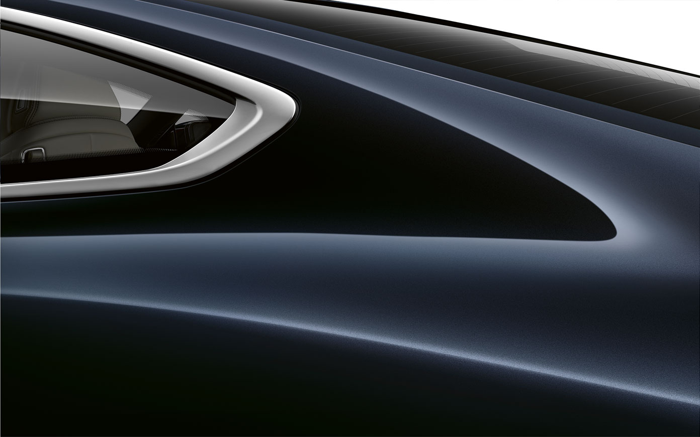 BMW 8-serie Coupé, närbild C-stolpe. Närbild på C-stolpen på BMW 8-serie Coupé i Carbon Black metallic.