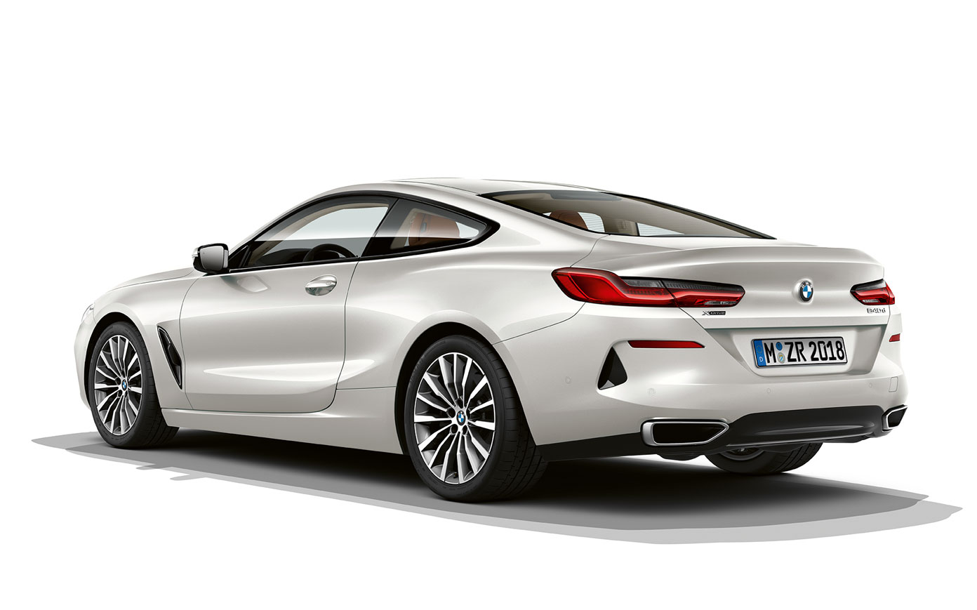 BMW 8-serie Coupé, Mineralvit metallic. Bild på BMW 8-serie Coupé i Mineralvit metallic framför vit bakgrund.