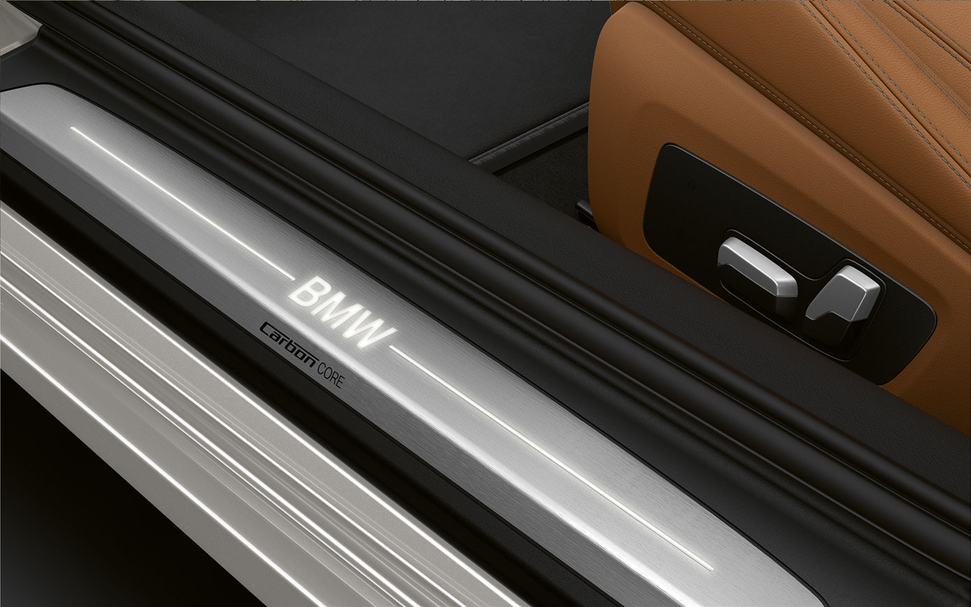BMW 8-serie Coupé, instegslist med BMW-logotyp. Närbild på instegslist på BMW 8-serie Coupé med BMW-logotyp.