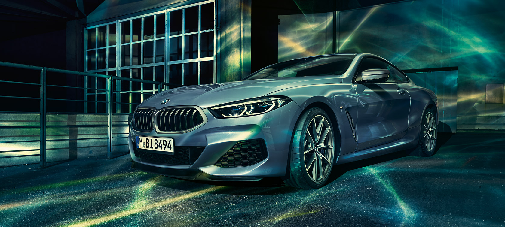 BMW 8-serie Coupé, trefjärdedelsvy framifrån. BMW 8-serie Coupé, trefjärdedelsvy framifrån, framför industribyggnad.