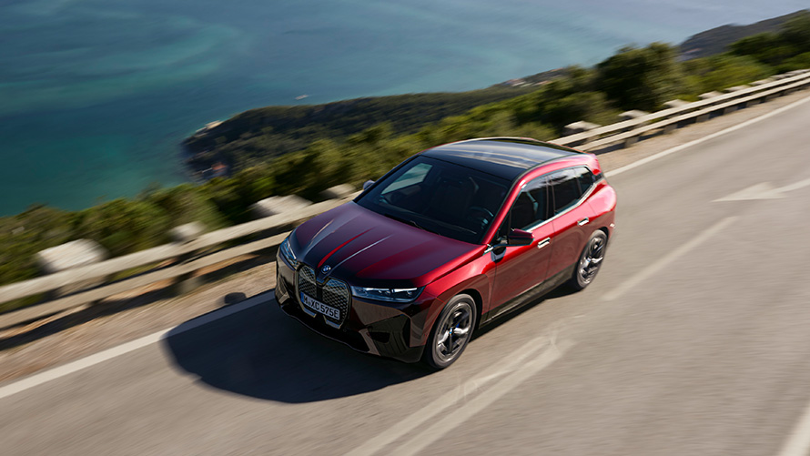 BMW iX i20 eldriven SUV BMW iX xDrive50 prestanda BMW iX i20 2021 eldriven SUV BMW iX xDrive50 aventurinröd kör på vägen prestanda
