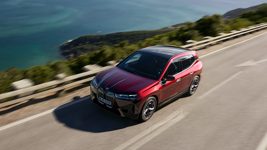 BMW iX i20 eldriven SUV BMW iX xDrive50 prestanda BMW iX i20 2021 eldriven SUV BMW iX xDrive50 aventurinröd kör på vägen prestanda