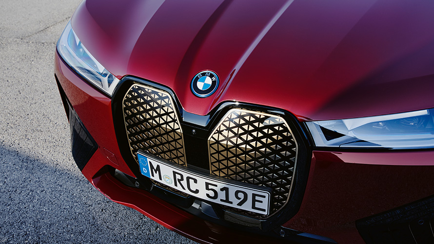 BMW iX i20 eldriven SUV BMW iX xDrive50 Shy Tech BMW iX i20 2021 eldriven SUV BMW iX xDrive50 aventurinröd vy framifrån BMW njure Shy Tech